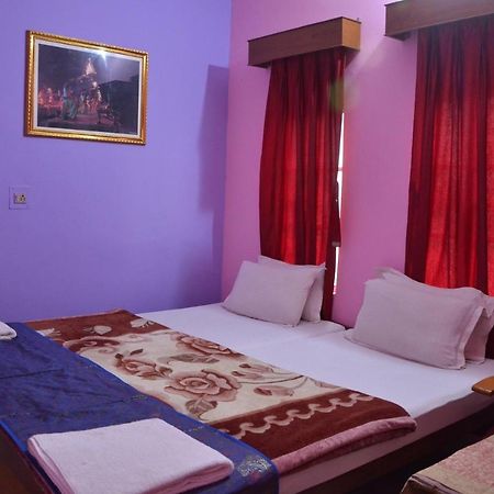 Puja Guest House Varanasi Bagian luar foto