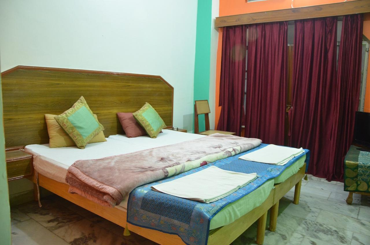 Puja Guest House Varanasi Bagian luar foto