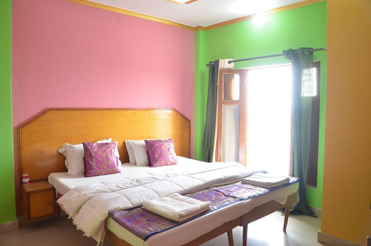 Puja Guest House Varanasi Bagian luar foto